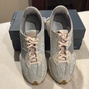 EUC New Balance Women's Gray Sneakers